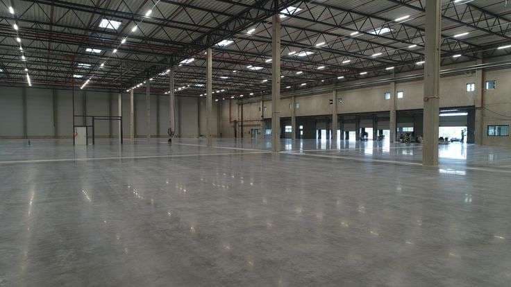 Nave industrial con acabados terminados