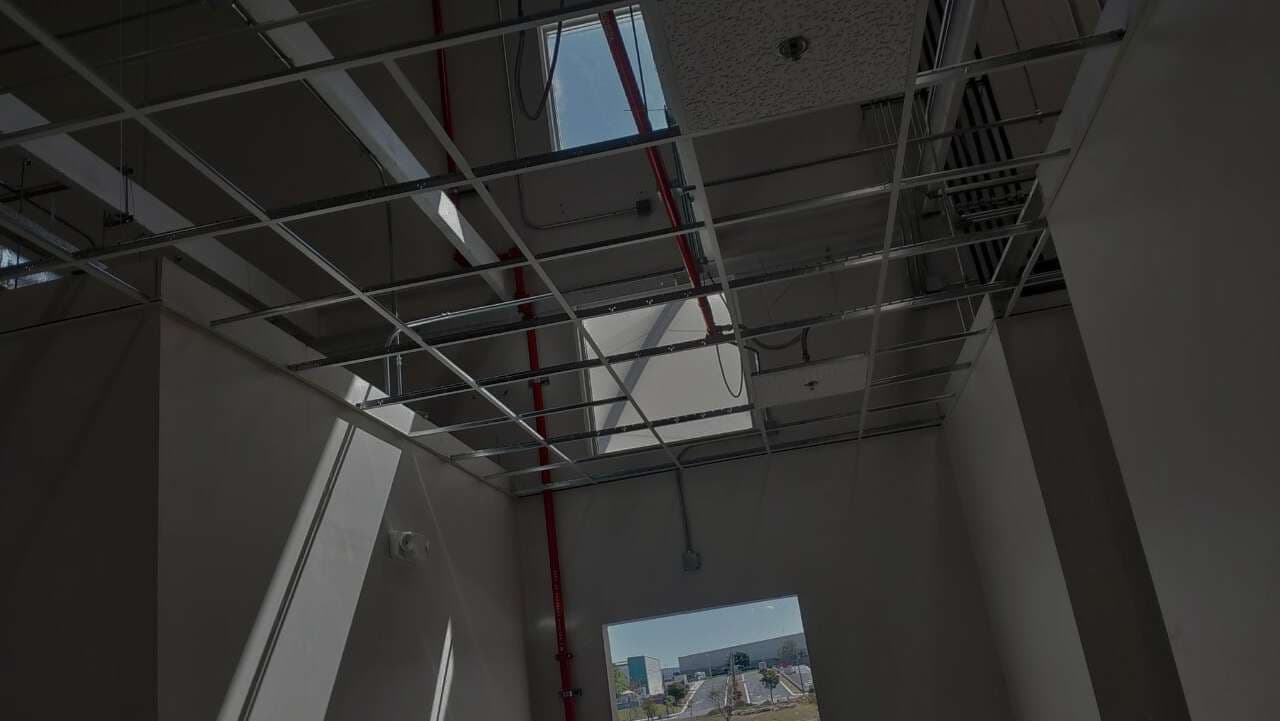 Instalación de muros de tablaroca en obra