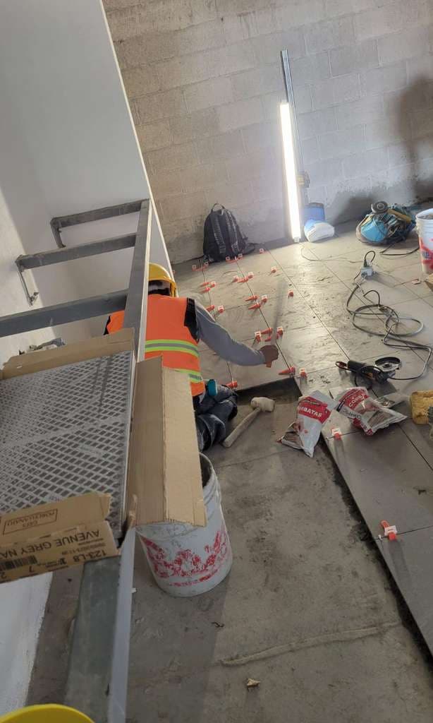 Proyecto Prepa Tec en Querétaro: pisos, cerámicos, alfombras y zoclos